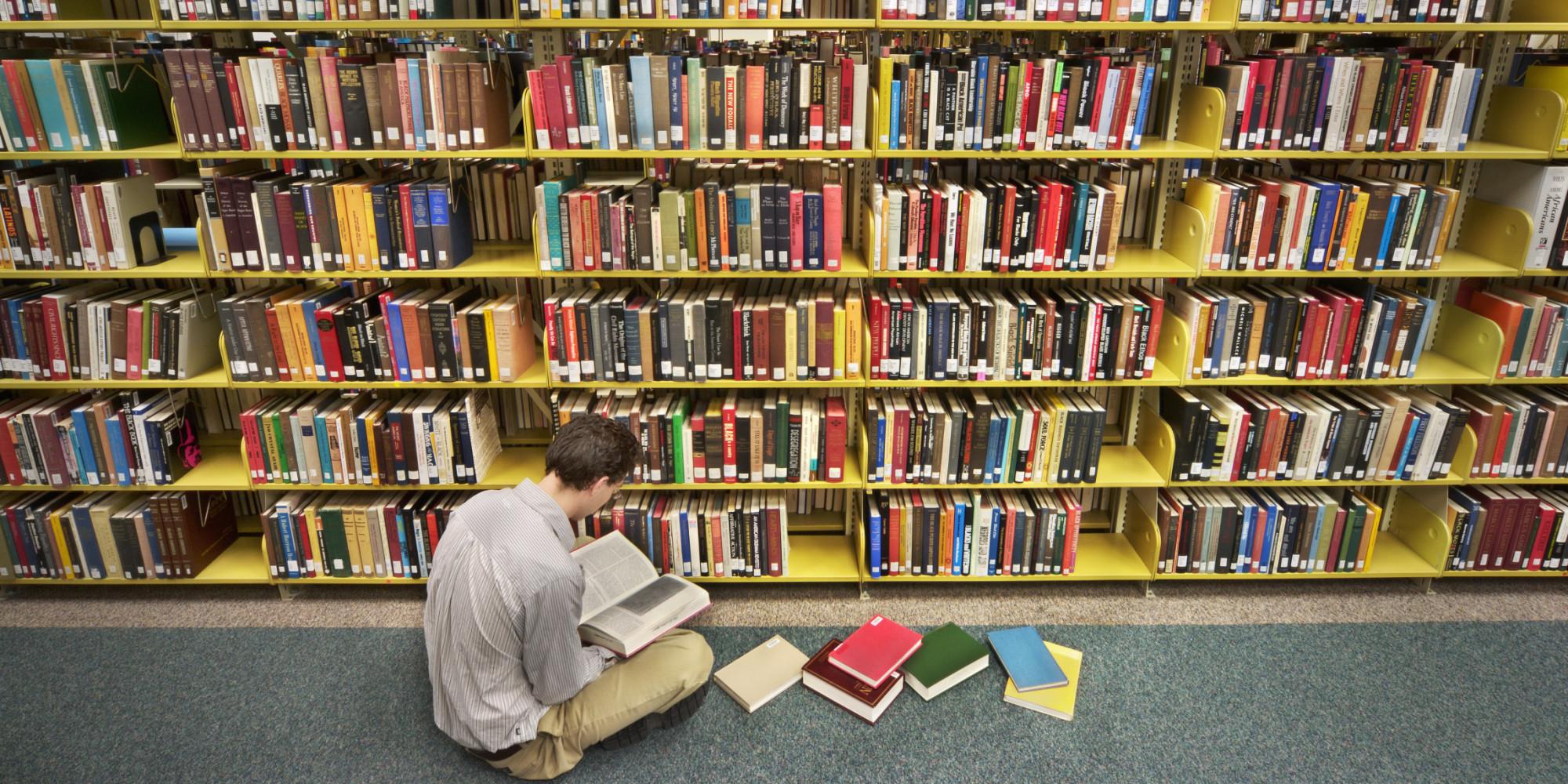 Книжные библиотеки читателей. Читатели в библиотеке. Люди в библиотеке. Книжки в библиотеке. Мужчина в библиотеке.