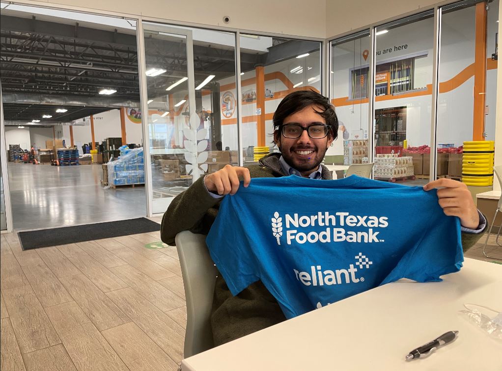 Student Azaan Subhani '21 at North Texas Foodbank